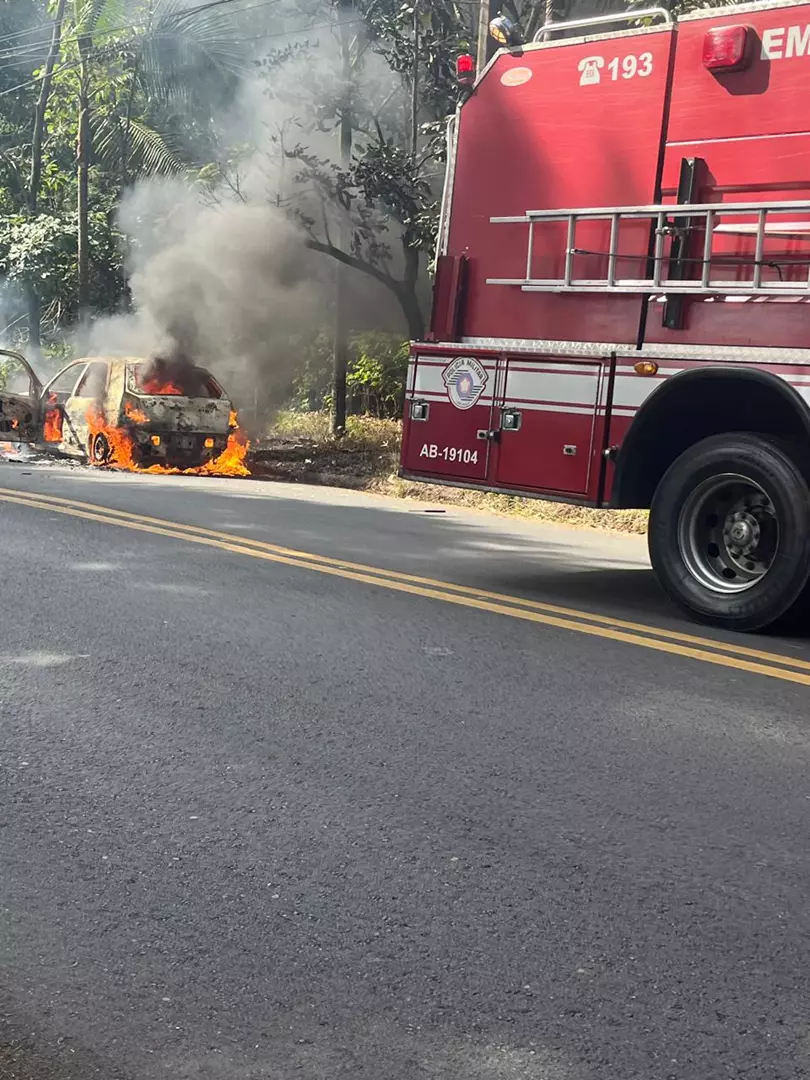 Carro pega fogo e motorista é socorrido com queimaduras